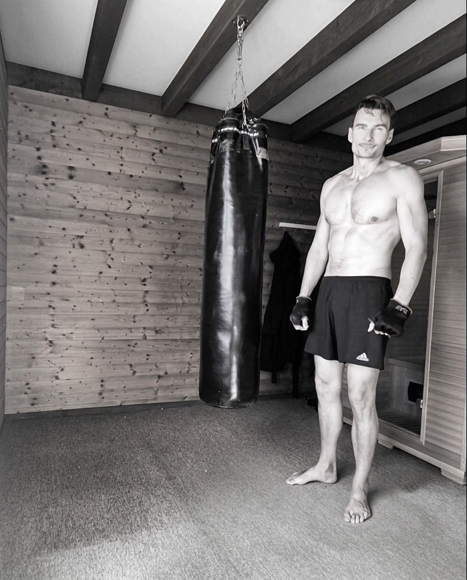 Felix Schulze beim Boxtraining am Sandsack im Holzraum