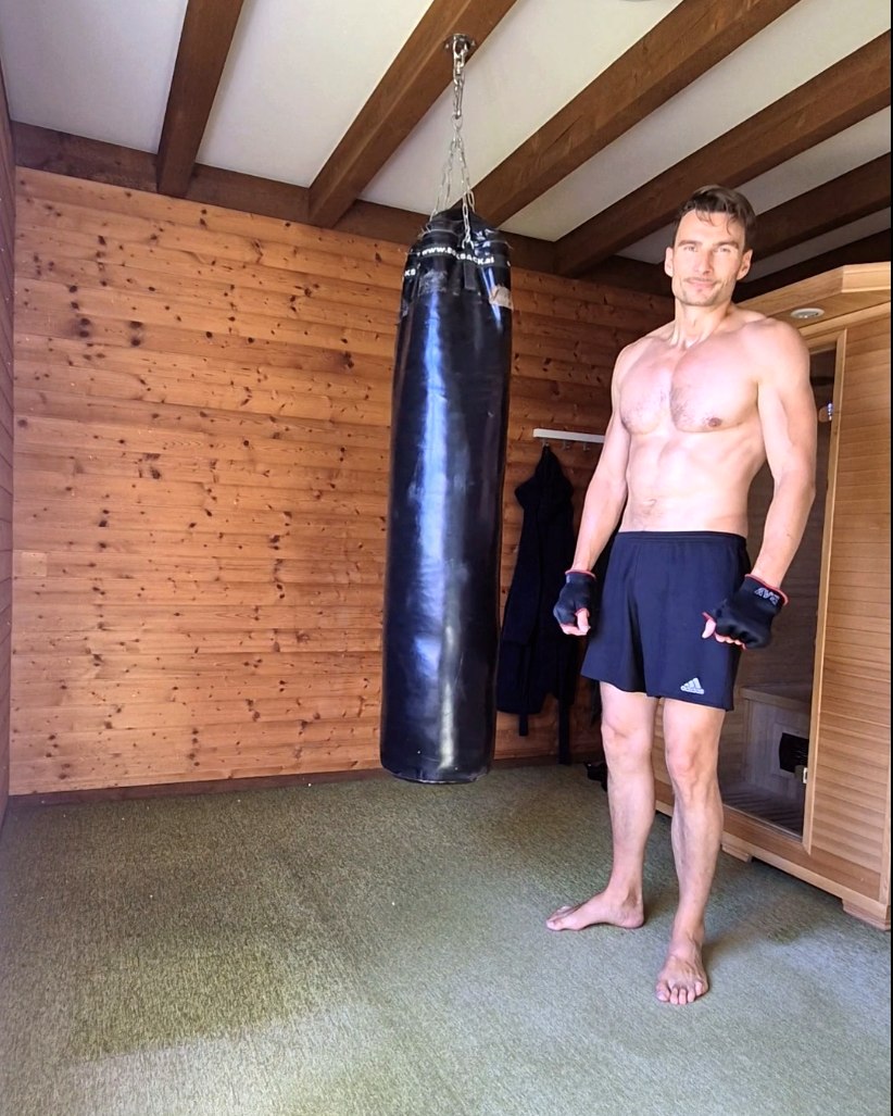 Felix Schulze beim Training am Boxsack