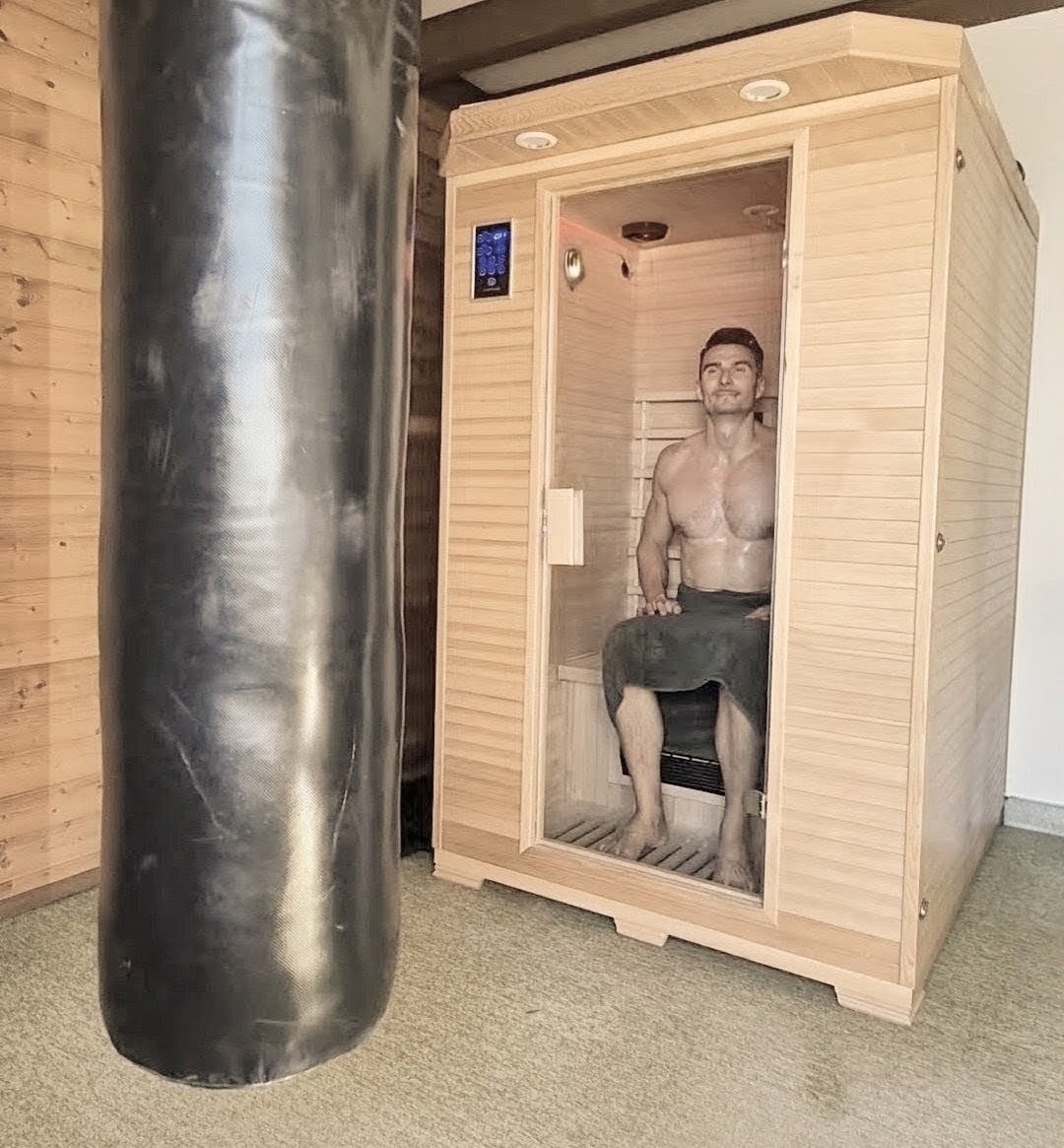 Felix Schulze in einer Holzsauna neben dem Boxsack